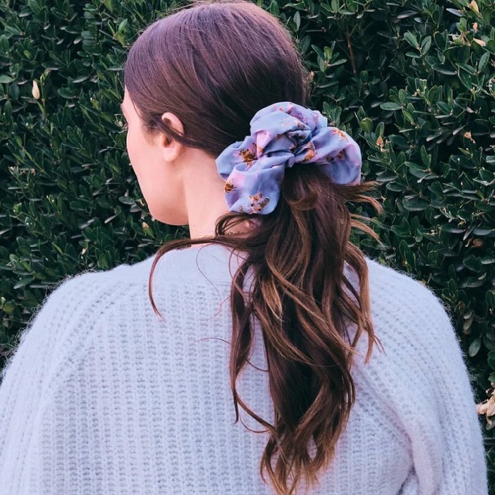 Oversized scrunchie